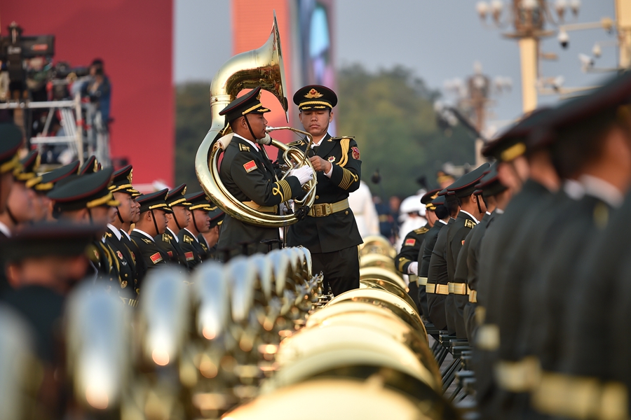 解放軍聯(lián)合軍樂團在廣場就位后進行準備工作和試奏。據(jù)了解，解放軍聯(lián)合軍樂團此次演奏是從開國大典至今歷次閱兵以來演奏曲目最多的一次，不少曲目是為此次閱兵量身打造的全新作品，此次也是歷次女演奏員最多的一次。