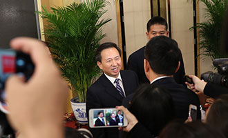 環(huán)境保護部黨組書記、部長李干杰接受記者采訪
