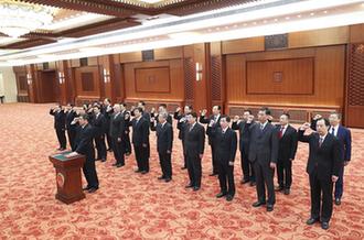 國務(wù)院部長、委員會主任、中國人民銀行行長、審計長進(jìn)行憲法宣誓