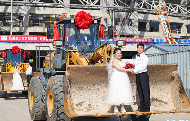 建筑工地上的浪漫集體婚禮 倡導(dǎo)文明新風