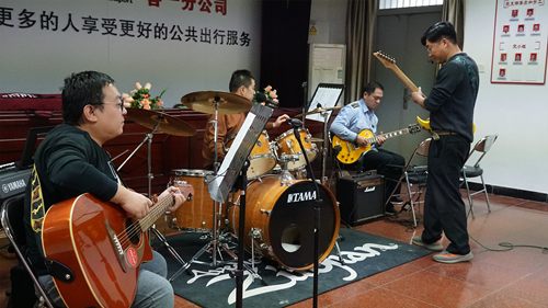 追夢(mèng)中國(guó)人|侯孝輝：左手方向盤(pán)，右手麥克風(fēng)