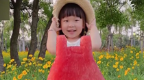 把夏天穿身上！寶媽給3歲女兒拍創(chuàng)意果蔬照
