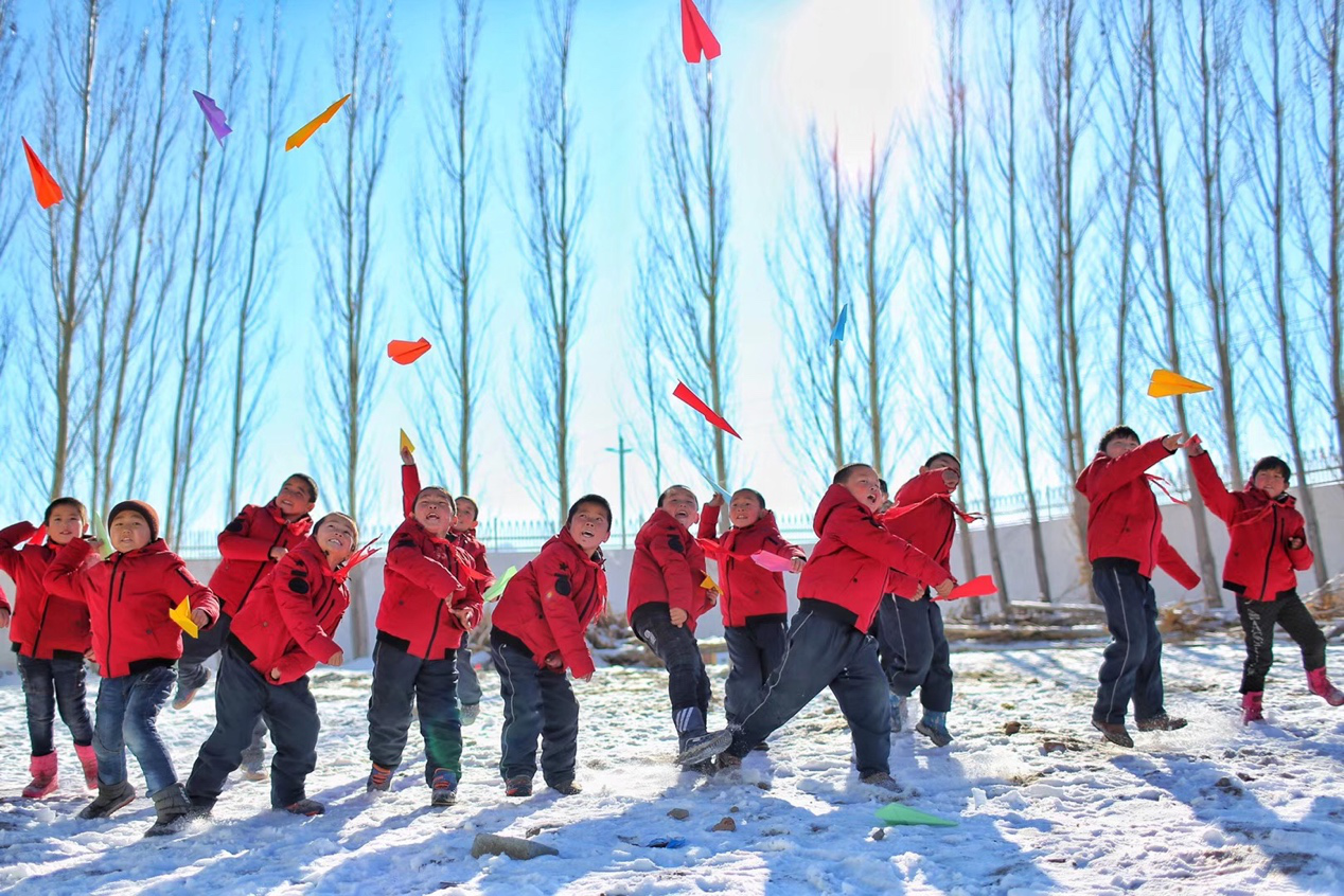 2017年11月15日， “多一克溫暖”公益行動走進北疆地區(qū)，實現(xiàn)了從物質(zhì)捐贈到“物質(zhì)+精神”溫暖的升級。 “體操冠軍”楊威、好妹妹樂隊等傾情加盟，不僅為孩子們帶來加厚羽絨服和御寒物資，還準備了溫暖的課堂。