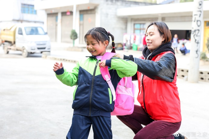 在貴州南開鄉(xiāng)塢鉛小學的捐贈行動中，“多一克溫暖”團隊結識了這個活潑愛笑的姑娘——李漫妮。父母很早離異，爸爸常年在外打工，7歲的她和奶奶兩人相依為命。海瀾之家給漫妮的家人也準備了羽絨服，懂事的漫妮說，想要快快長大，讓奶奶過上好日子。