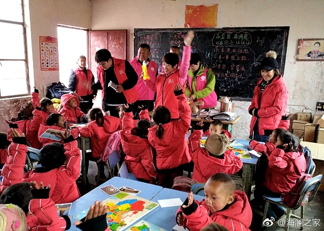 2018年，由海瀾之家攜手網(wǎng)易新聞打造的“多一課溫暖”課程平臺讓一間間溫暖的課堂走向深山與邊陲。帶著貼合孩子教育需求的線上內(nèi)容和教師、各領域KOL及愛心人士組成的愛心團隊，海瀾之家用實際行動為孩子的教育加溫，踐行“多一克溫暖”。
