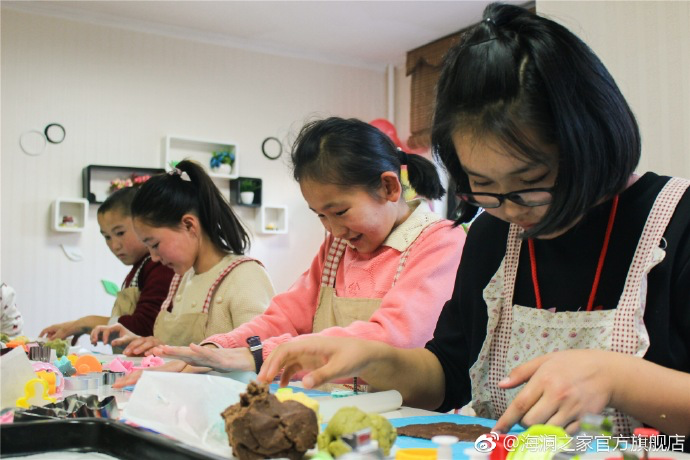 在北京，孩子們上了一節(jié)別開生面的廚藝課——手工DIY餅干。孩子們腦洞大開親自上手，從制作到出爐不僅留下了噴香的餅干，還留下了珍貴的回憶。親手做的餅干孩子們舍不得獨享，成為了回程路上最重要的“伴手禮”