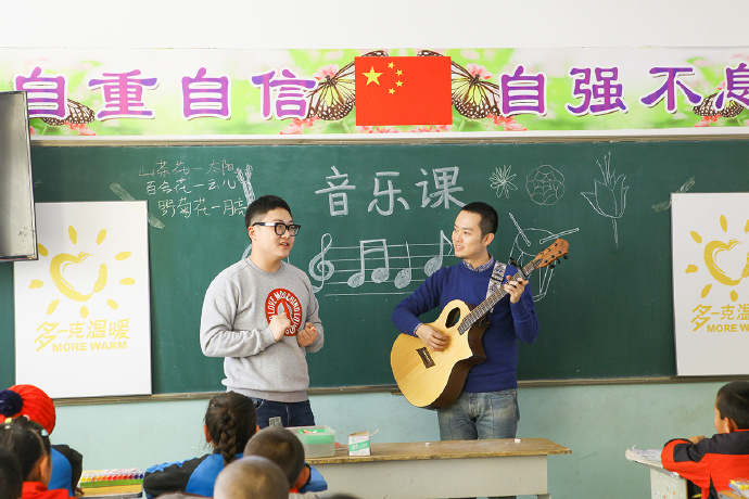 “多一克溫暖”公益活動的老朋友好妹妹樂隊，為孩子們帶來了音樂和繪畫課，用音符溫暖孩子們的心靈，用畫筆繪出更繽紛的世界。不斷匯聚的愛心，讓寒冷的北疆進入到更多人的視野當中，也讓孩子們臉上的笑容更燦爛。