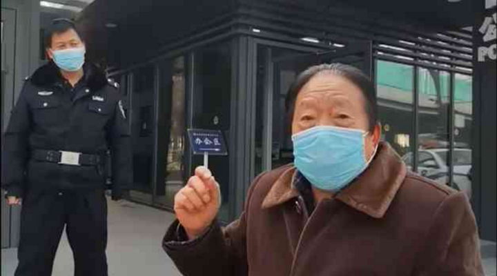 社區(qū)封閉，76歲的他為什么要出來