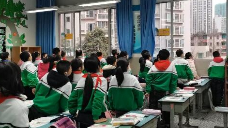 課上到一半，同學(xué)們卻把頭望向了外面！校長說：點(diǎn)贊！