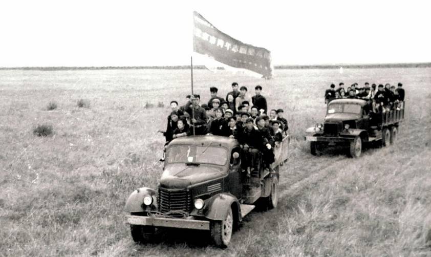 20世紀(jì)50年代初北京市64名青年組成志愿墾荒隊向黑龍江省蘿北縣荒原進(jìn)發(fā)。新華社稿