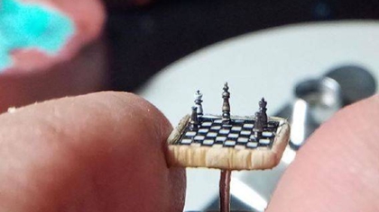 比指甲蓋還小！ 土耳其微雕藝術家雕出超小國際象棋