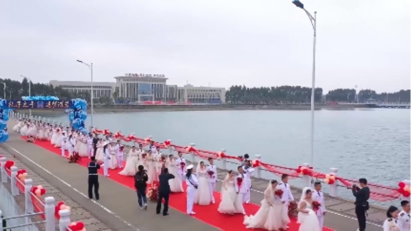 乘風破浪來娶你！海軍某部30對新人舉行集體婚禮