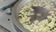 沈陽一企業(yè)熬740鍋紅糖水送26個(gè)檢測(cè)點(diǎn)，用了千斤紅糖200斤姜