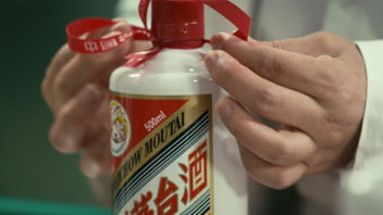 “抱團(tuán)松動(dòng)”！機(jī)構(gòu)慌了？有人急忙賣(mài)茅臺(tái)，有人連夜看周期