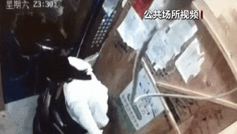 電梯內(nèi)突發(fā)自燃 電動車進(jìn)樓怎么禁？ 發(fā)現(xiàn)電瓶車有起火苗頭應(yīng)立刻撤離