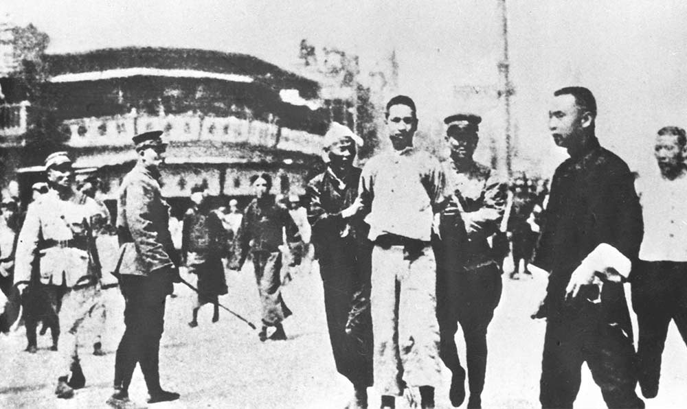 1927年4月12日 “四?一二”反革命政變，國(guó)民黨反動(dòng)派捕殺大批共產(chǎn)黨員和工人、學(xué)生、群眾