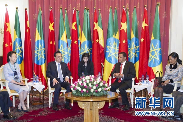 李克強(qiáng)總理夫人程虹、穆拉圖總統(tǒng)夫人梅阿扎參加會見。新華社記者王曄攝