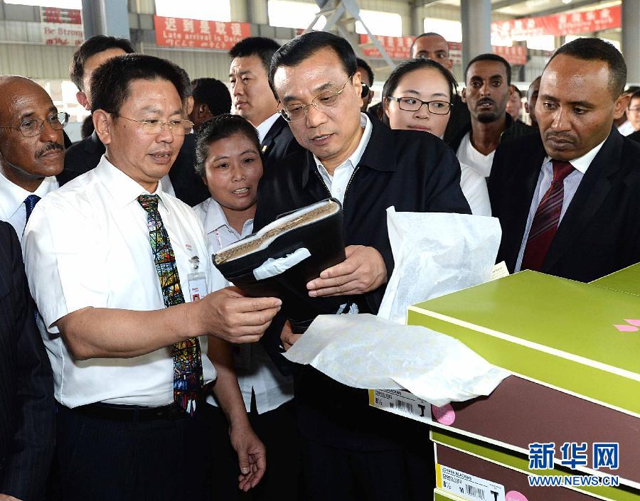 5月5日，中國國務(wù)院總理李克強在埃塞俄比亞總理海爾馬里亞姆陪同下參觀東方工業(yè)園。這是李克強在生產(chǎn)車間聽取負責(zé)人介紹生產(chǎn)情況。新華社記者 李濤 攝