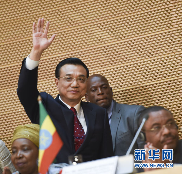 5月5日，中國國務(wù)院總理李克強(qiáng)在位于亞的斯亞貝巴的非洲聯(lián)盟總部發(fā)表題為《開創(chuàng)中非合作更加美好的未來》的演講。這是李克強(qiáng)步入會(huì)場(chǎng)時(shí)向聽眾揮手致意。新華社記者 李學(xué)仁 攝 