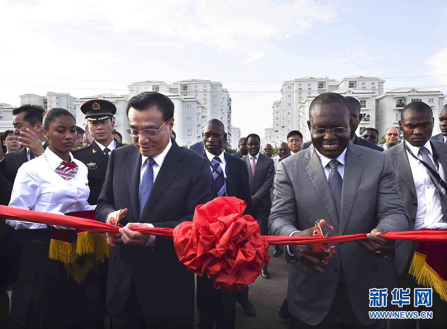 這是李克強和安哥拉副總統(tǒng)維森特共同為學(xué)校建校開學(xué)剪彩。新華社記者李學(xué)仁攝