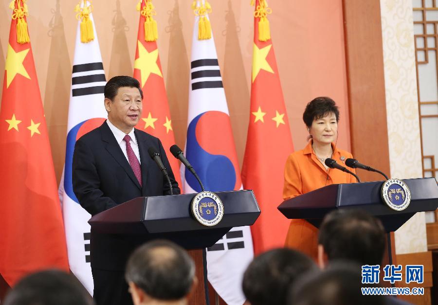 7月3日，國家主席習(xí)近平在首爾同韓國總統(tǒng)樸槿惠舉行會談。會談后，兩國元首共同會見記者。 新華社記者姚大偉攝