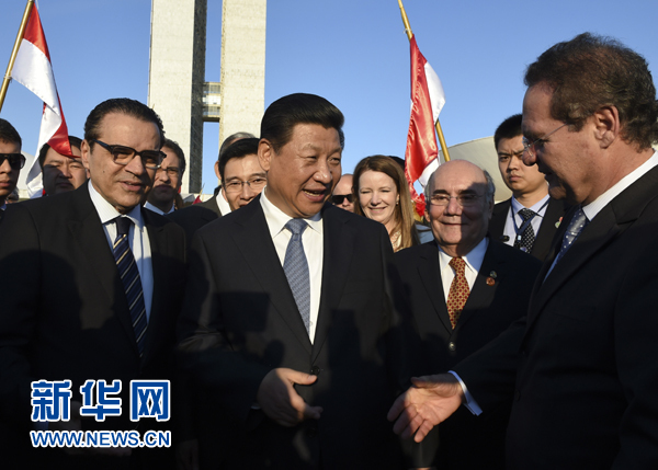 7月16日，國(guó)家主席習(xí)近平在巴西利亞會(huì)見巴西參議長(zhǎng)卡列羅斯（前右）和眾議長(zhǎng)阿爾維斯（前左）。 新華社記者 李學(xué)仁 攝 