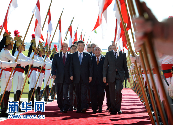 7月16日，國(guó)家主席習(xí)近平在巴西利亞會(huì)見巴西參議長(zhǎng)卡列羅斯和眾議長(zhǎng)阿爾維斯。這是習(xí)近平步入國(guó)會(huì)大廈。 新華社記者 劉建生 攝 