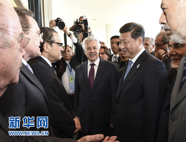 7月16日，國(guó)家主席習(xí)近平在巴西利亞會(huì)見巴西參議長(zhǎng)卡列羅斯和眾議長(zhǎng)阿爾維斯。這是兩院議長(zhǎng)迎接習(xí)近平主席，并介紹議員代表。 新華社記者李學(xué)仁 攝 