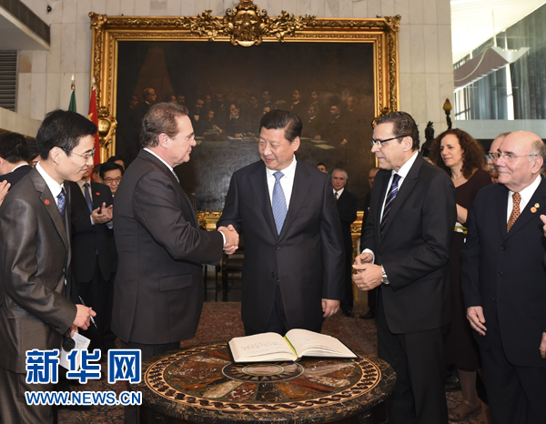 7月16日，國(guó)家主席習(xí)近平在巴西利亞會(huì)見巴西參議長(zhǎng)卡列羅斯（前排左二）和眾議長(zhǎng)阿爾維斯（前排右二）。 新華社記者 李學(xué)仁 攝 