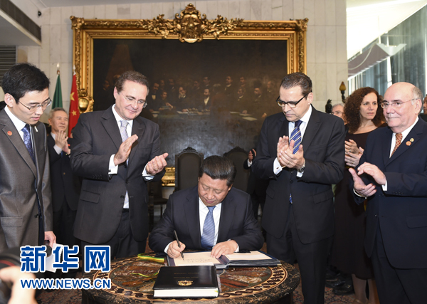 7月16日，國(guó)家主席習(xí)近平在巴西利亞會(huì)見巴西參議長(zhǎng)卡列羅斯（前排左二）和眾議長(zhǎng)阿爾維斯（前排右二）。這是習(xí)近平應(yīng)邀為參眾兩院題詞。新華社記者 李學(xué)仁 攝 