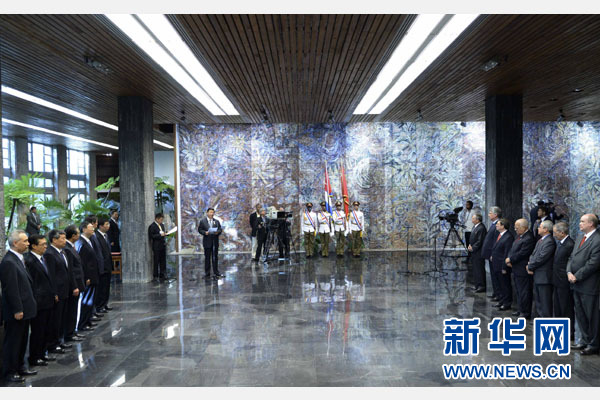 當?shù)貢r間7月22日，國家主席習(xí)近平在哈瓦那接受古巴政府授予的“何塞·馬蒂”勛章。古巴國務(wù)委員會主席兼部長會議主席勞爾·卡斯特羅為習(xí)近平佩戴勛章。新華社記者馬占成攝