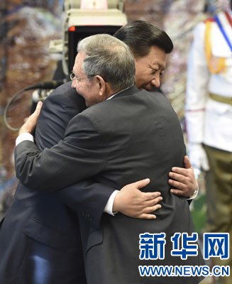 當?shù)貢r間7月22日，國家主席習(xí)近平在哈瓦那接受古巴政府授予的“何塞·馬蒂”勛章。古巴國務(wù)委員會主席兼部長會議主席勞爾·卡斯特羅為習(xí)近平佩戴勛章。新華社記者馬占成攝
