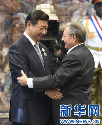 當?shù)貢r間7月22日，國家主席習(xí)近平在哈瓦那接受古巴政府授予的“何塞·馬蒂”勛章。古巴國務(wù)委員會主席兼部長會議主席勞爾·卡斯特羅為習(xí)近平佩戴勛章。新華社記者馬占成攝
