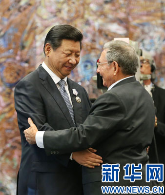 當?shù)貢r間7月22日，國家主席習(xí)近平在哈瓦那接受古巴政府授予的“何塞·馬蒂”勛章。古巴國務(wù)委員會主席兼部長會議主席勞爾·卡斯特羅為習(xí)近平佩戴勛章。新華社記者劉衛(wèi)兵攝