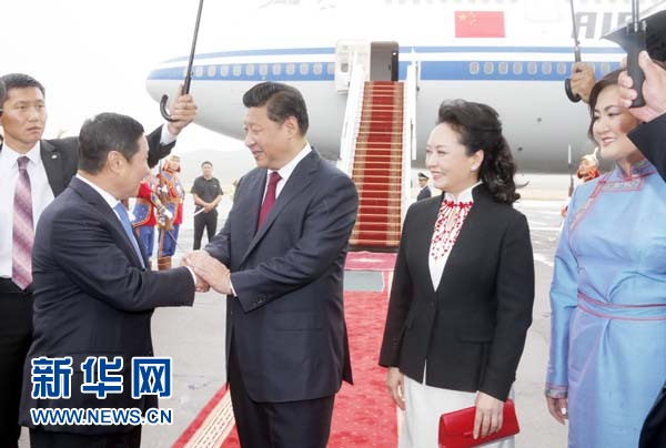8月21日，國(guó)家主席習(xí)近平抵達(dá)烏蘭巴托，開始對(duì)蒙古國(guó)進(jìn)行國(guó)事訪問。習(xí)近平和夫人彭麗媛在機(jī)場(chǎng)受到蒙古國(guó)總理阿勒坦呼亞格夫婦熱情迎接。新華社記者鞠鵬攝