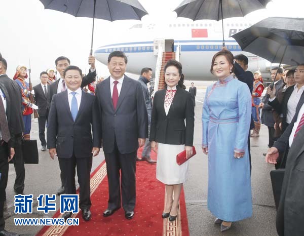 8月21日，國(guó)家主席習(xí)近平抵達(dá)烏蘭巴托，開始對(duì)蒙古國(guó)進(jìn)行國(guó)事訪問。習(xí)近平和夫人彭麗媛在機(jī)場(chǎng)受到蒙古國(guó)總理阿勒坦呼亞格夫婦熱情迎接。新華社記者鞠鵬攝 