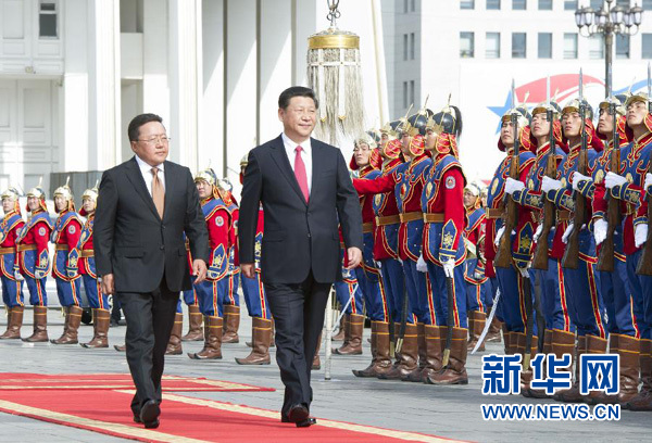 8月21日，國(guó)家主席習(xí)近平在烏蘭巴托同蒙古國(guó)總統(tǒng)額勒貝格道爾吉舉行會(huì)談。會(huì)談前，額勒貝格道爾吉在國(guó)家宮前廣場(chǎng)為習(xí)近平舉行隆重歡迎儀式。新華社記者 黃敬文 攝