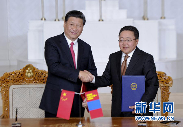 8月21日，國(guó)家主席習(xí)近平在烏蘭巴托同蒙古國(guó)總統(tǒng)額勒貝格道爾吉舉行會(huì)談。會(huì)談后，兩國(guó)元首共同簽署并發(fā)表《中華人民共和國(guó)和蒙古國(guó)關(guān)于建立和發(fā)展全面戰(zhàn)略伙伴關(guān)系的聯(lián)合宣言》。新華社記者 張鐸 攝