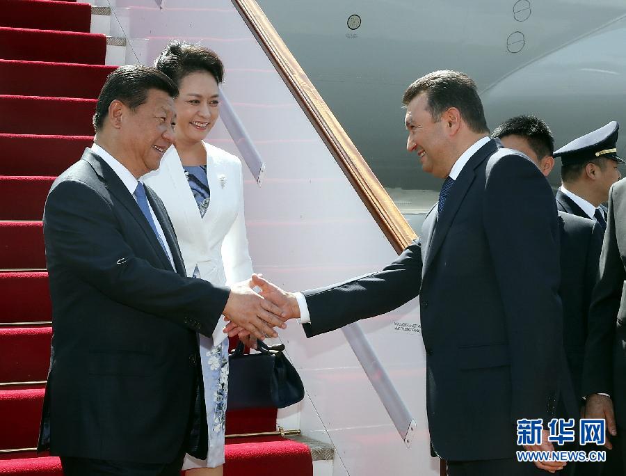 9月11日，國(guó)家主席習(xí)近平抵達(dá)杜尚別，應(yīng)塔吉克斯坦總統(tǒng)拉赫蒙邀請(qǐng)，出席上海合作組織成員國(guó)元首理事會(huì)第十四次會(huì)議并對(duì)塔吉克斯坦進(jìn)行國(guó)事訪問(wèn)。習(xí)近平和夫人彭麗媛在機(jī)場(chǎng)受到塔吉克斯坦總理拉蘇爾佐達(dá)等熱情迎接。新華社記者 鞠鵬 攝 