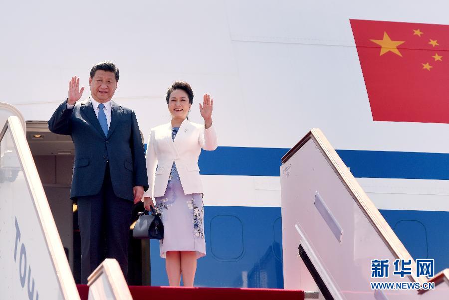 9月11日，中國(guó)國(guó)家主席習(xí)近平抵達(dá)杜尚別，應(yīng)塔吉克斯坦總統(tǒng)拉赫蒙邀請(qǐng)，出席上海合作組織成員國(guó)元首理事會(huì)第十四次會(huì)議并對(duì)塔吉克斯坦進(jìn)行國(guó)事訪問(wèn)。這是習(xí)近平和夫人彭麗媛走出機(jī)艙。新華社記者 馬占成 攝 