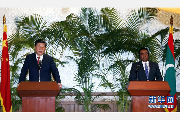 9月15日，國家主席習近平在馬累與馬爾代夫總統(tǒng)亞明共同會見記者。 新華社記者 鞠鵬 攝