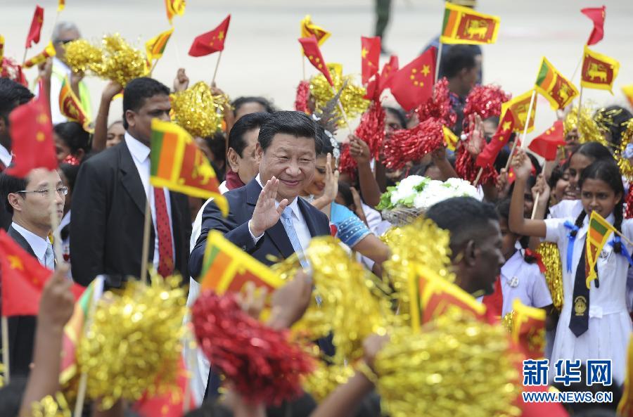  9月16日，國家主席習(xí)近平抵達(dá)科倫坡，開始對斯里蘭卡進(jìn)行國事訪問。在班達(dá)拉奈克國際機(jī)場，習(xí)近平和夫人彭麗媛受到拉賈帕克薩總統(tǒng)夫婦熱情迎接。新華社記者謝環(huán)馳攝 