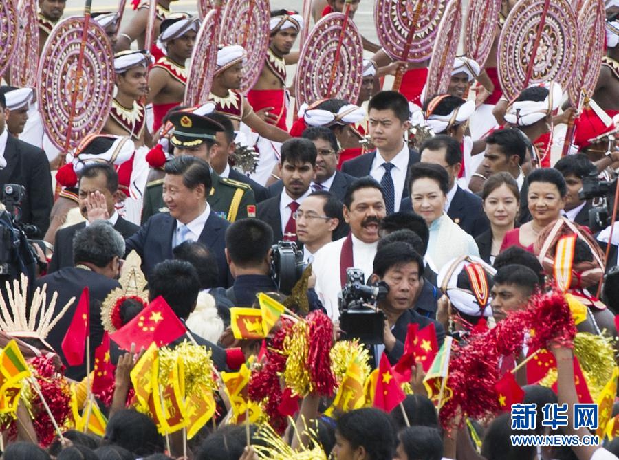 9月16日，國家主席習(xí)近平抵達(dá)科倫坡，開始對斯里蘭卡進(jìn)行國事訪問。在班達(dá)拉奈克國際機(jī)場，習(xí)近平和夫人彭麗媛受到拉賈帕克薩總統(tǒng)夫婦熱情迎接。新華社記者黃敬文攝 
