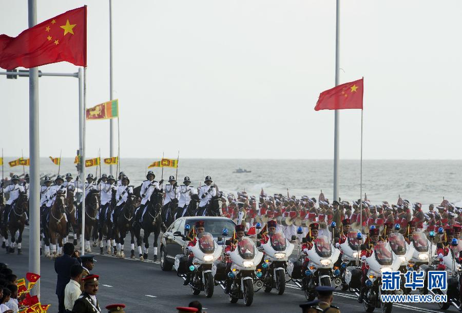9月16日，斯里蘭卡總統(tǒng)拉賈帕克薩在科倫坡為國(guó)家主席習(xí)近平舉行盛大歡迎儀式。這是習(xí)近平和夫人彭麗媛乘坐的專車在摩托車隊(duì)和騎兵隊(duì)護(hù)衛(wèi)下駛?cè)霘g迎儀式現(xiàn)場(chǎng)。新華社記者謝環(huán)馳攝