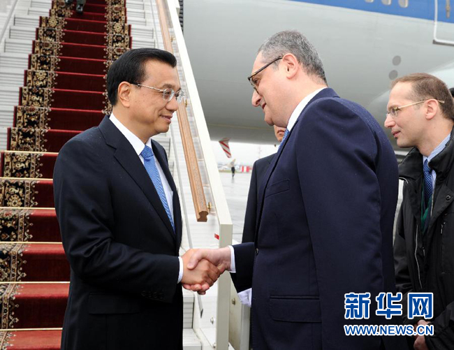 10月12日，中國國務(wù)院總理李克強乘專機抵達莫斯科，開始對俄羅斯進行正式訪問并舉行中俄總理第十九次定期會晤。俄羅斯聯(lián)邦政府高級官員到機場迎接李克強總理。新華社記者 饒愛民 攝