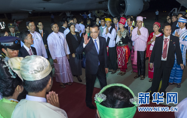11月12日，中國(guó)國(guó)務(wù)院總理李克強(qiáng)抵達(dá)內(nèi)比都，出席東亞合作領(lǐng)導(dǎo)人系列會(huì)議并對(duì)緬甸進(jìn)行正式訪問(wèn)。 新華社記者王曄攝