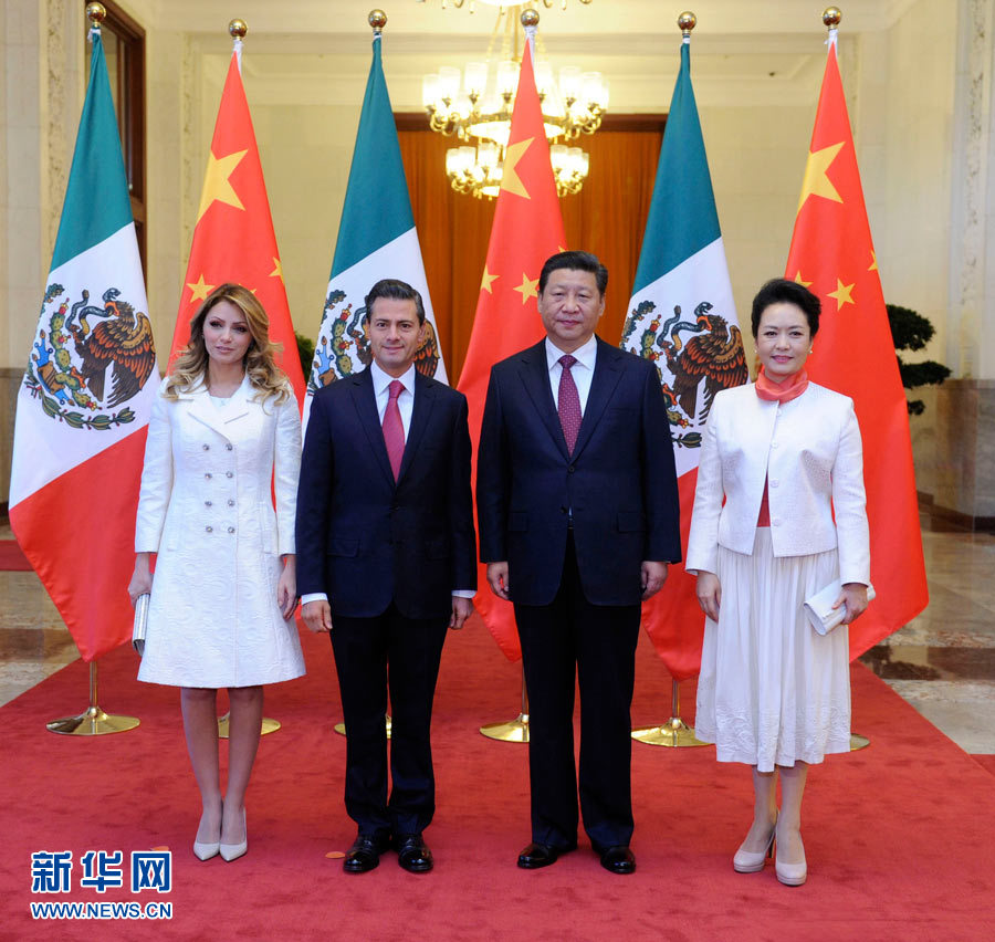 11月13日，國(guó)家主席習(xí)近平在北京人民大會(huì)堂北大廳舉行儀式，歡迎墨西哥總統(tǒng)培尼亞對(duì)中國(guó)進(jìn)行國(guó)事訪問。這是習(xí)近平和夫人彭麗媛同培尼亞夫婦合影。 新華社記者 張鐸 攝