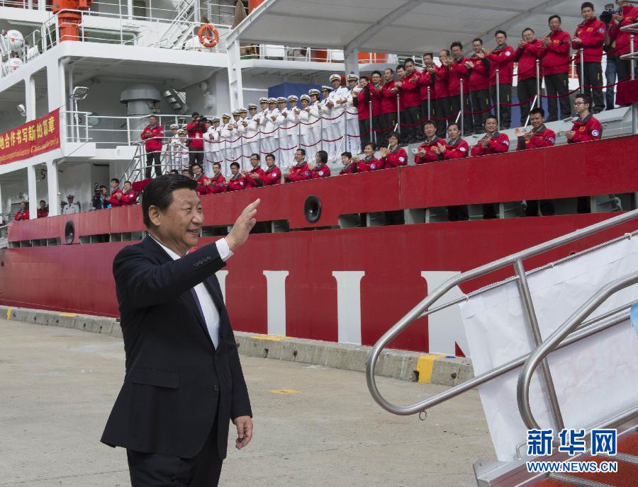 11月18日，正在澳大利亞塔斯馬尼亞州首府霍巴特訪問的中國國家主席習(xí)近平在澳大利亞總理阿博特陪同下參觀南極科考項目并慰問兩國科考人員。這是習(xí)近平在霍巴特港看望正在這里補給的“雪龍”號全體科考人員。新華社記者李學(xué)仁攝 