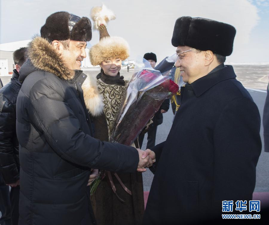 12月14日，應哈薩克斯坦共和國總理馬西莫夫邀請，國務院總理李克強乘專機抵達阿斯塔納國際機場，開始對哈薩克斯坦進行正式訪問，舉行中哈總理第二次定期會晤，并出席上海合作組織成員國政府首腦理事會第十三次會議。這是馬西莫夫到機場迎接李克強。新華社記者 黃敬文 攝