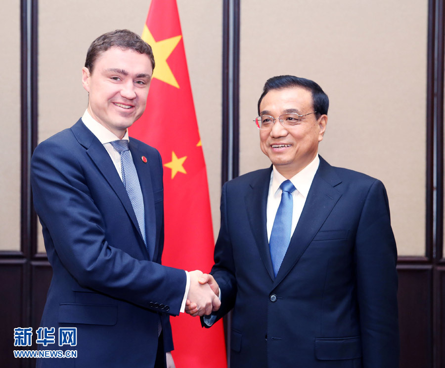 12月17日，中國國務(wù)院總理李克強(qiáng)在貝爾格萊德會(huì)見愛沙尼亞總理羅伊瓦斯。 新華社記者姚大偉攝 